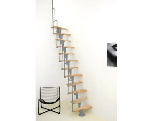 Raumansicht mit Raumspartreppe aus Holz und Metall sowie einem Stuhl