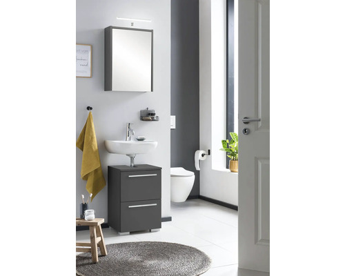 Modernes Badezimmer mit Waschbecken, Spiegelschrank und Toilette