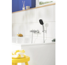 Badezimmer mit Badewanne, Armatur und Handbrause.