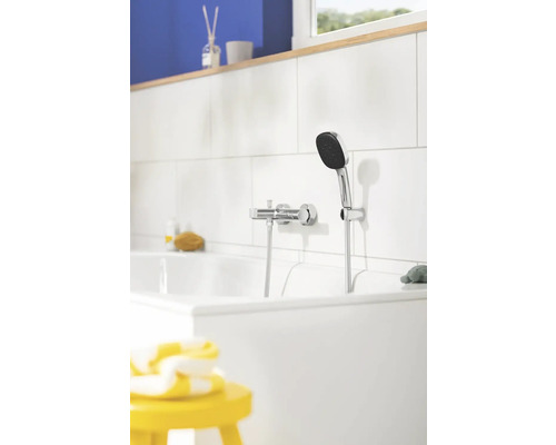 Badezimmer mit Badewanne, Armatur und Handbrause.