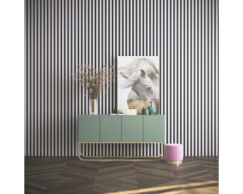 Modernes Wohnzimmer mit Streifentapete, Sideboard und Pferdebild