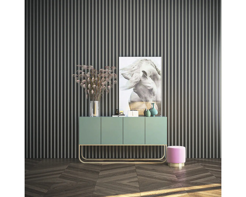 Wohnzimmer mit Kommode, Dekorationen und einem Pferdebild