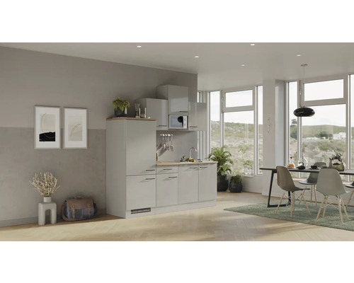 Helle Wohnküche mit Küchenzeile, Esstisch und Stühlen in einem modernen Wohnraum