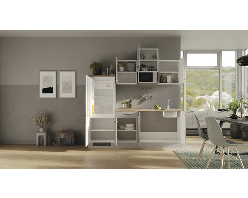 Moderne Einbauküche mit offenen Schränken, Mikrowelle und Kühlschrank in einem hellen Raum.