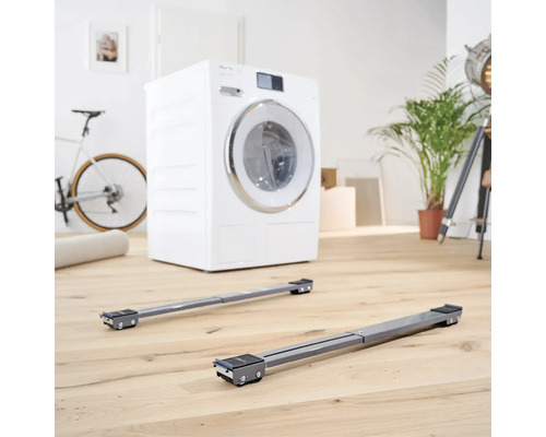 Waschmaschine mit Transporthilfe auf Holzboden