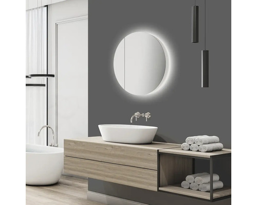 Modernes Badezimmer mit rundem Spiegel, Aufsatzwaschbecken und Holzunterschrank