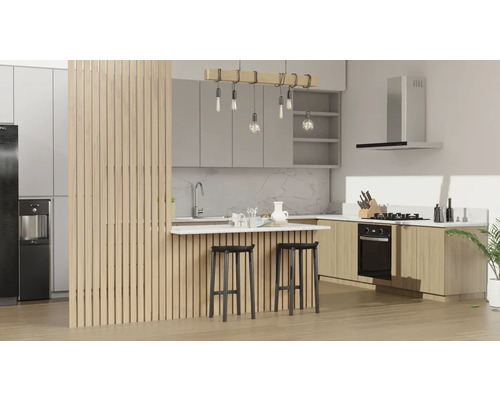 Moderne Küche mit Kochinsel, Hocker und Küchengeräten