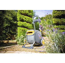 Gartenschlauchwagen im Garten