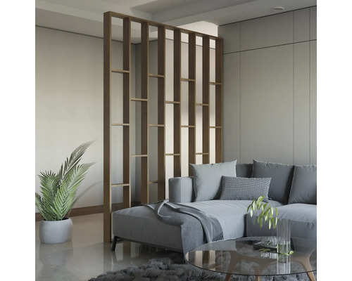 Wohnzimmer mit Sofa, Couchtisch, Zimmerpflanze und Raumteiler aus Holz