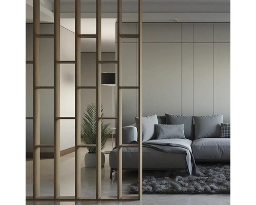 Wohnzimmer mit Holzraumteiler und grauem Sofa