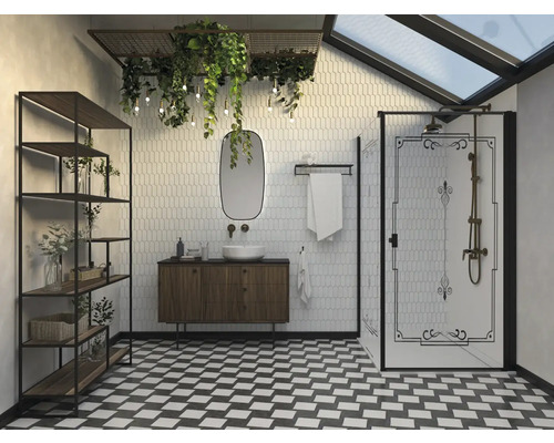 Badezimmer mit Dusche, Waschtisch, Spiegel, Regal und schwarz-weiß gemustertem Boden.