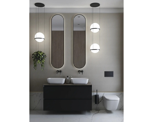 Modernes Badezimmer mit Doppelwaschtisch, Spiegeln, Beleuchtung und Wand-WC