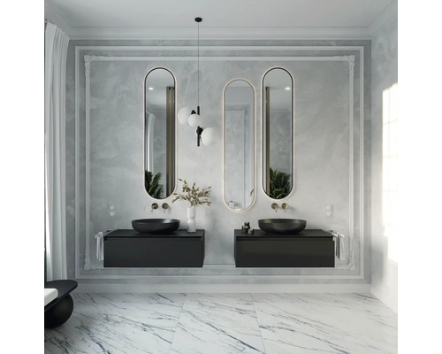 Helles Badezimmer mit zwei Waschtischen, ovalen Spiegeln und Marmorboden