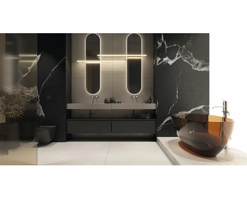 Modernes Badezimmer mit Badewanne, Waschbecken, Spiegel und dunkler Marmorwand.