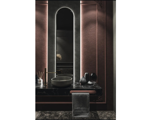 Modernes Badezimmer mit Waschbecken, Spiegel und Handtuchhalter