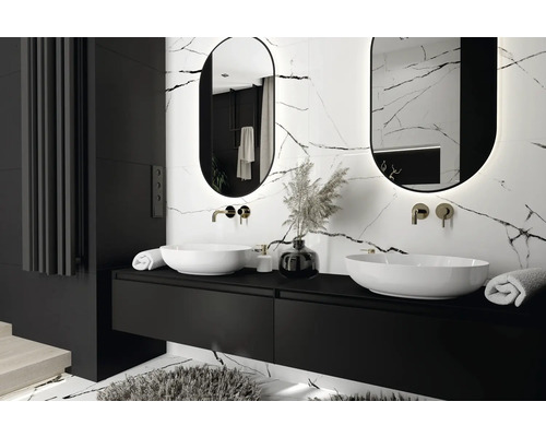 Modernes Badezimmer mit zwei Waschbecken, schwarzen Unterschränken, ovalen Spiegeln und Marmorfliesen