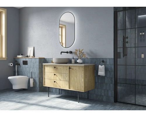 Badezimmer mit Waschtischunterschrank, Spiegel, Toilette und Dusche in hellem Design
