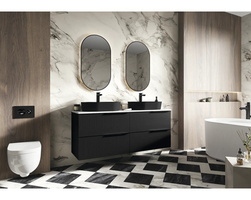 Badezimmer mit Doppelwaschtisch, Spiegeln, Toilette und Badewanne in modernem Design