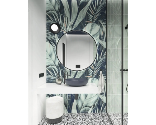 Helles Badezimmer mit Spiegel, Waschtisch, Waschbecken, Hocker, Duschkabine und floraler Tapete