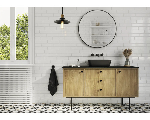 Helles Badezimmer mit Waschtisch, Spiegel und dekorativen Elementen für eine freundliche Atmosphäre.