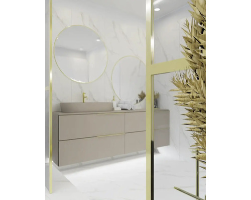 Helles Badezimmer mit Waschtisch, runden Spiegeln und dekorativem Trockenblumenarrangement.