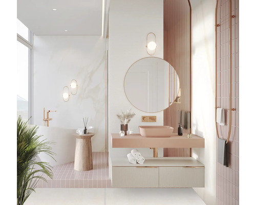 Helles Badezimmer mit Badewanne, Waschtisch, Spiegel und Handtuchhalter