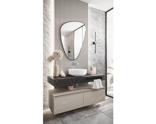 Modernes Badezimmer mit Spiegel, Waschbecken und Unterschrank