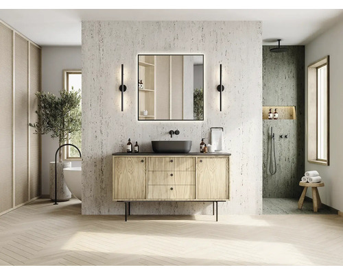 Helles Badezimmer mit Waschtischunterschrank, Spiegel, Dusche und Badewanne für ein modernes Ambiente