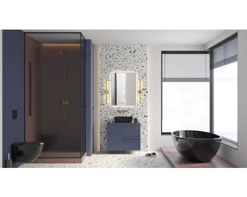 Badezimmer mit Dusche, Toilette, Waschtisch, Spiegel und Badewanne