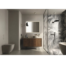 Modernes Badezimmer mit Toilette, Waschtisch, Spiegel mit Beleuchtung und Dusche