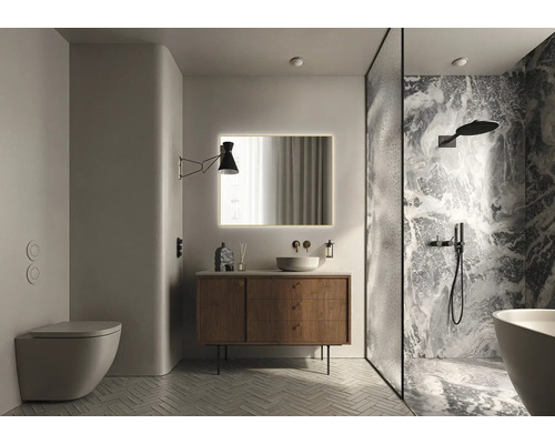 Modernes Badezimmer mit Toilette, Waschtisch, Spiegel mit Beleuchtung und Dusche
