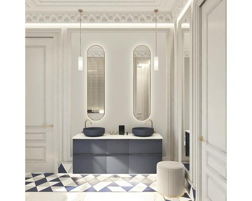 Badezimmer mit Doppelwaschbecken, Spiegeln und geometrischen Fliesen