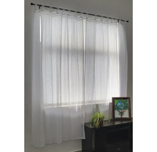 Fenster mit weißem, transparentem Vorhang an einer Gardinenstange