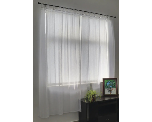 Fenster mit weißem, transparentem Vorhang an einer Gardinenstange
