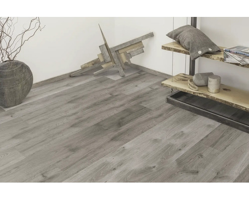 Heller Raum mit grauem Holzboden, Dekorationen und Regal