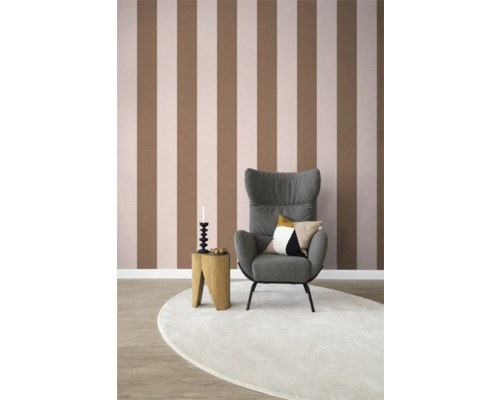 Wohnzimmer mit gestreifter Tapete, Sessel, Beistelltisch und Teppich