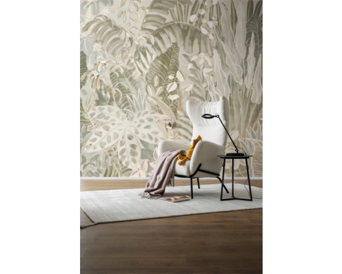 Wohnzimmer mit gemusterter Tapete, Sessel und Teppich