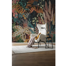 Wohnzimmer mit Dschungel-Tapete, Sessel, Lampe und Teppich für ein stilvolles Interieur