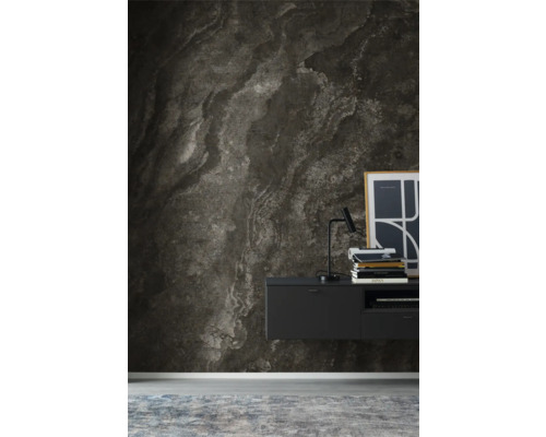 Wohnraum mit gemusterter Tapete in Marmoroptik und modernem Schrank