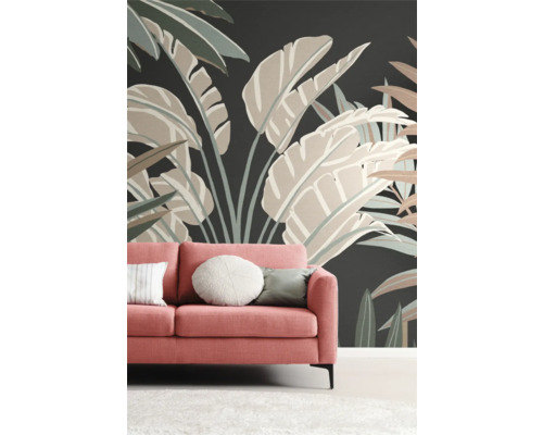 Wohnzimmer mit korallfarbenem Sofa vor einer Wand mit floraler Tapete.