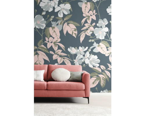 Wohnzimmer mit floraler Tapete und korallfarbenem Sofa