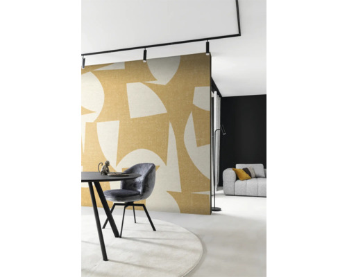 Modernes Esszimmer mit grafischer Tapete, Esstisch und Stuhl