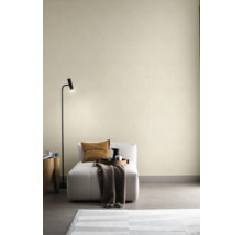Helles Zimmer mit Sessel, Stehlampe und Teppich