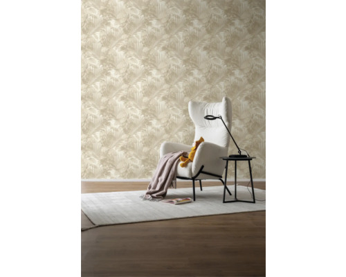 Wohnzimmer mit beiger Tapete mit Palmenmuster, Sessel und Beistelltisch.