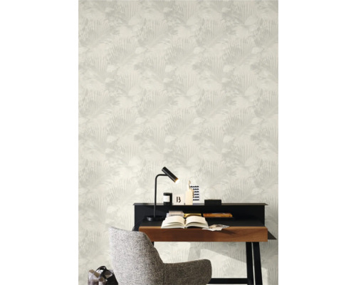 Büroraum mit gemusterter Tapete, Schreibtisch und Bürostuhl