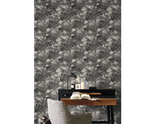 Arbeitszimmer mit dunkler gemusterter Dschungeltapete