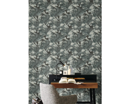 Raumgestaltung mit Vliestapete mit Pflanzenmotiv hinter einem Schreibtisch