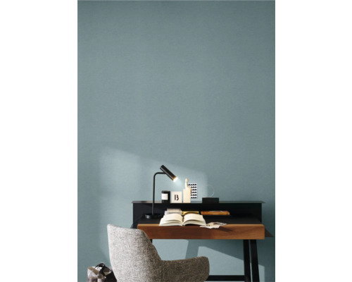 Arbeitszimmer mit Schreibtisch, Lampe, Stuhl und geöffnetem Buch