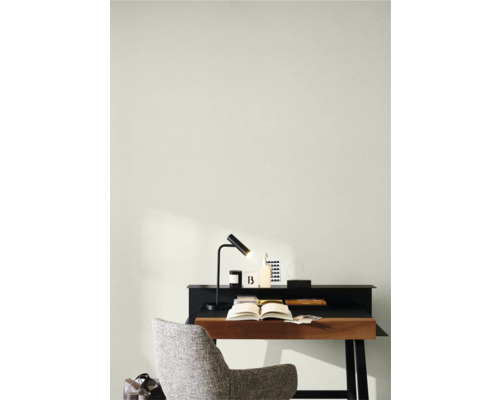 Arbeitszimmer mit Schreibtisch, Lampe und Stuhl für ein helles und organisiertes Ambiente.