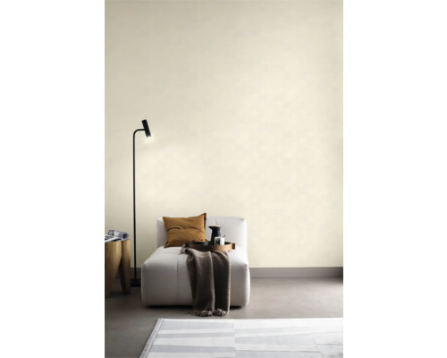 Wohnraum mit Sessel, Stehlampe und Teppich für ein gemütliches Ambiente.